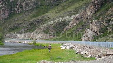 旅行者穿过山脉和河流之间的山谷。 3840x2160